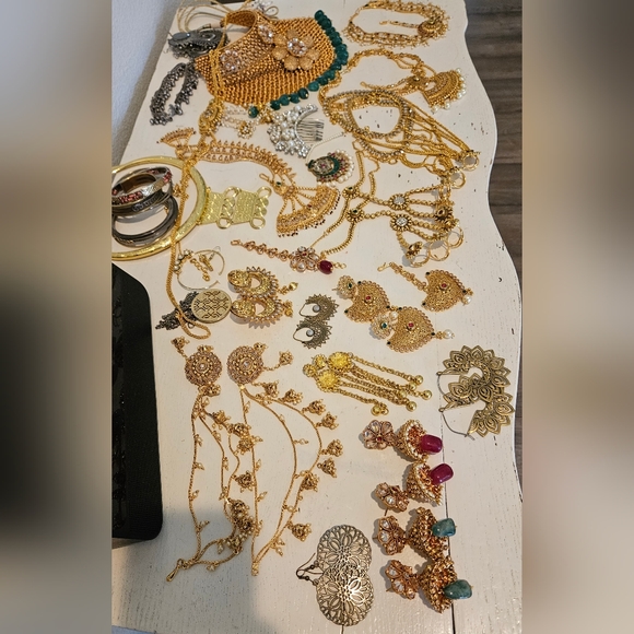 Large Lot, Indian Bollywood Style Gold Tone Bridal Jewelry Necklaces Earrings - Picture 6 of 12